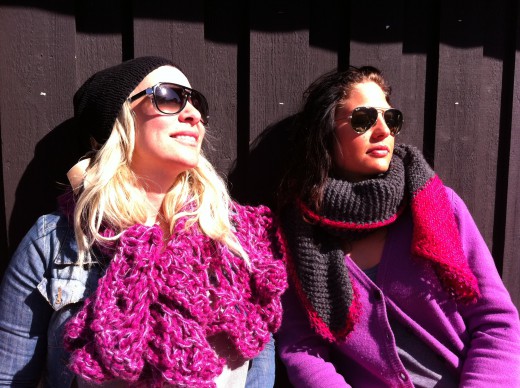 Ullis and Hanna in knitted deelicious art!