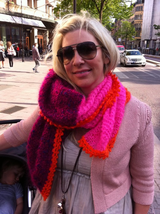 Ullis förgyller Stureplan med rykande färsk och färgglad deelicious scarf!