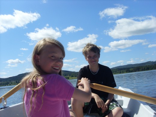 Mina kusiner Amanda och Tobias ror följebåten!