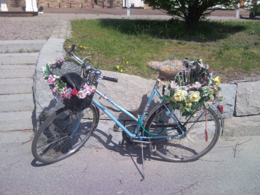 blomstrande cykel i sommarsolen!