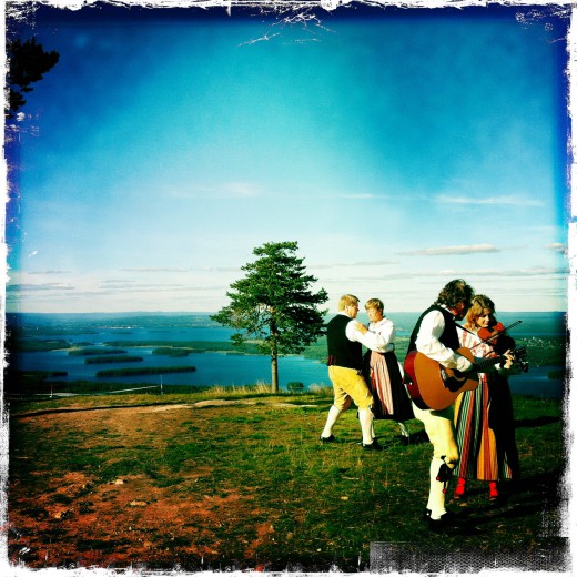 Folkdans och Folkmusik och sol på ett berg i Dalaskogen!